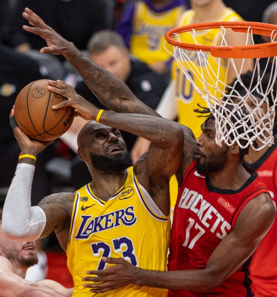 Tari Eason (d), de Houston Rockets, disputa un balón con LeBron James, de Los Ángeles Lakers, este viernes en un partido de la NBA en el Toyota Center de Houston (EE.UU.). EFE/ Carlos Ramírez