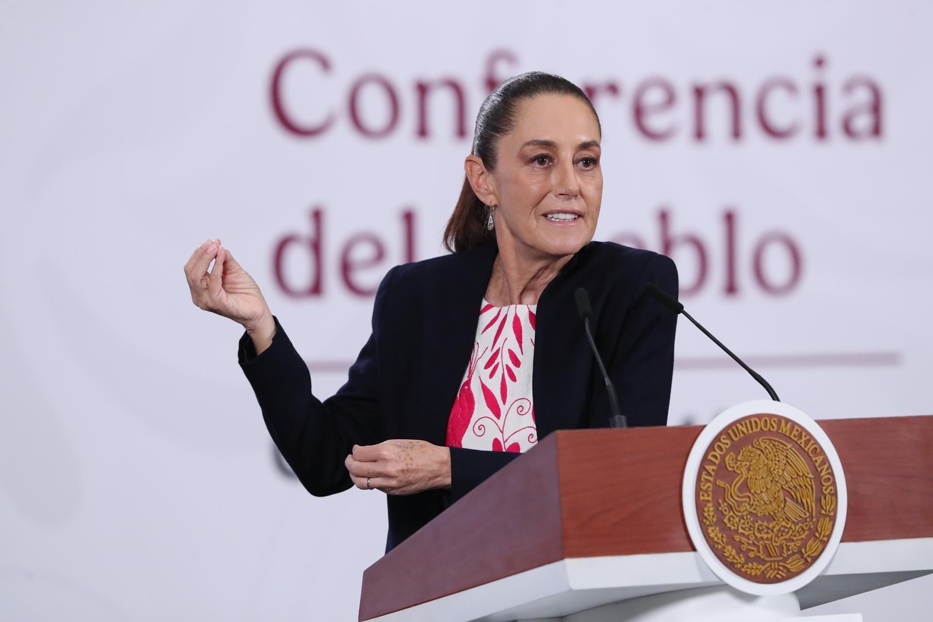 La presidenta de México, Claudia Sheinbaum, habla durante una rueda de prensa este lunes en Palacio Nacional de la Ciudad de México (México). EFE/Mario Guzmán