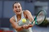 La tenista bielorrusa Aryna Sabalenka devuelve una bola a la rumana Jaqueline Cristian durante la ronda de 32 del Mutua Madrid Open, este sábado en la Caja Mágica de Madrid. EFE/ Chema Moya
