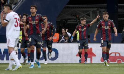 El delantero del Levante Iván Romero (2d) celebra tras anotar el primer gol del equipo durante el partido de LaLiga de fútbol entre el levante y el Sevilla, este jueves en el estadio Ciutat de Valencia. EFE/ Manuel Bruque
