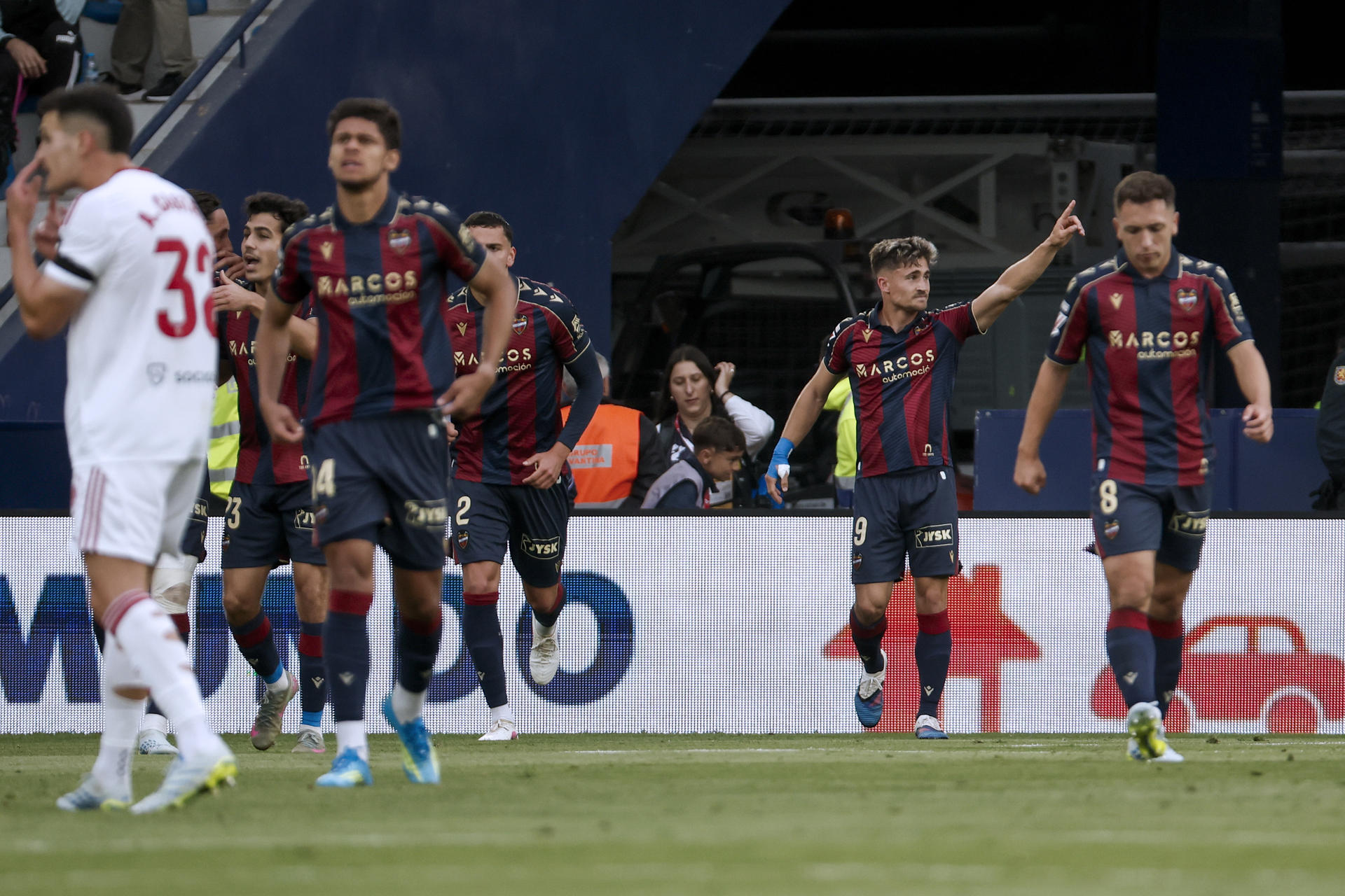 El delantero del Levante Iván Romero (2d) celebra tras anotar el primer gol del equipo durante el partido de LaLiga de fútbol entre el levante y el Sevilla, este jueves en el estadio Ciutat de Valencia. EFE/ Manuel Bruque