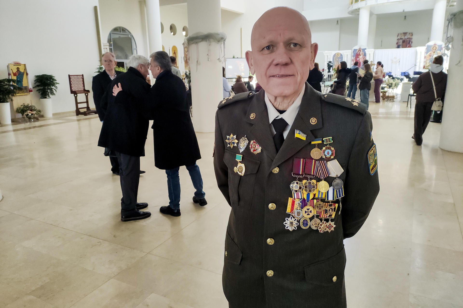 Oleksandr Ryabeka (en imagen) estuvo un año desplegado en Chernóbil tras el accidente nuclear como integrante de una unidad del servicio secreto soviético, el KGB, del que formaba parte. "Hoy al enemigo le vemos. Podemos dispararle, lanzarle bombas. Entonces sólo podíamos recibir sus golpes en silencio. No era posible luchar con él", dice a EFE Oleksandr Ryabeka comparando la guerra ruso-ucraniana de hoy con la que libraron miles de ciudadanos soviéticos como él hace 40 años contra la radiactividad liberada a la atmósfera tras el peor accidente nuclear de la historia, el de la central de Chernóbil. EFE/Marcel Gascón