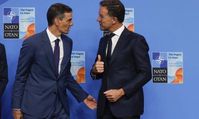 FOTO ARCHIVO. El secretario general de la Organización del Tratado del Atlántico Norte (OTAN), Mark Rutte (d), recibe al presidente del Gobierno de España, Pedro Sánchez (i). EFE/ J.J. Guillén