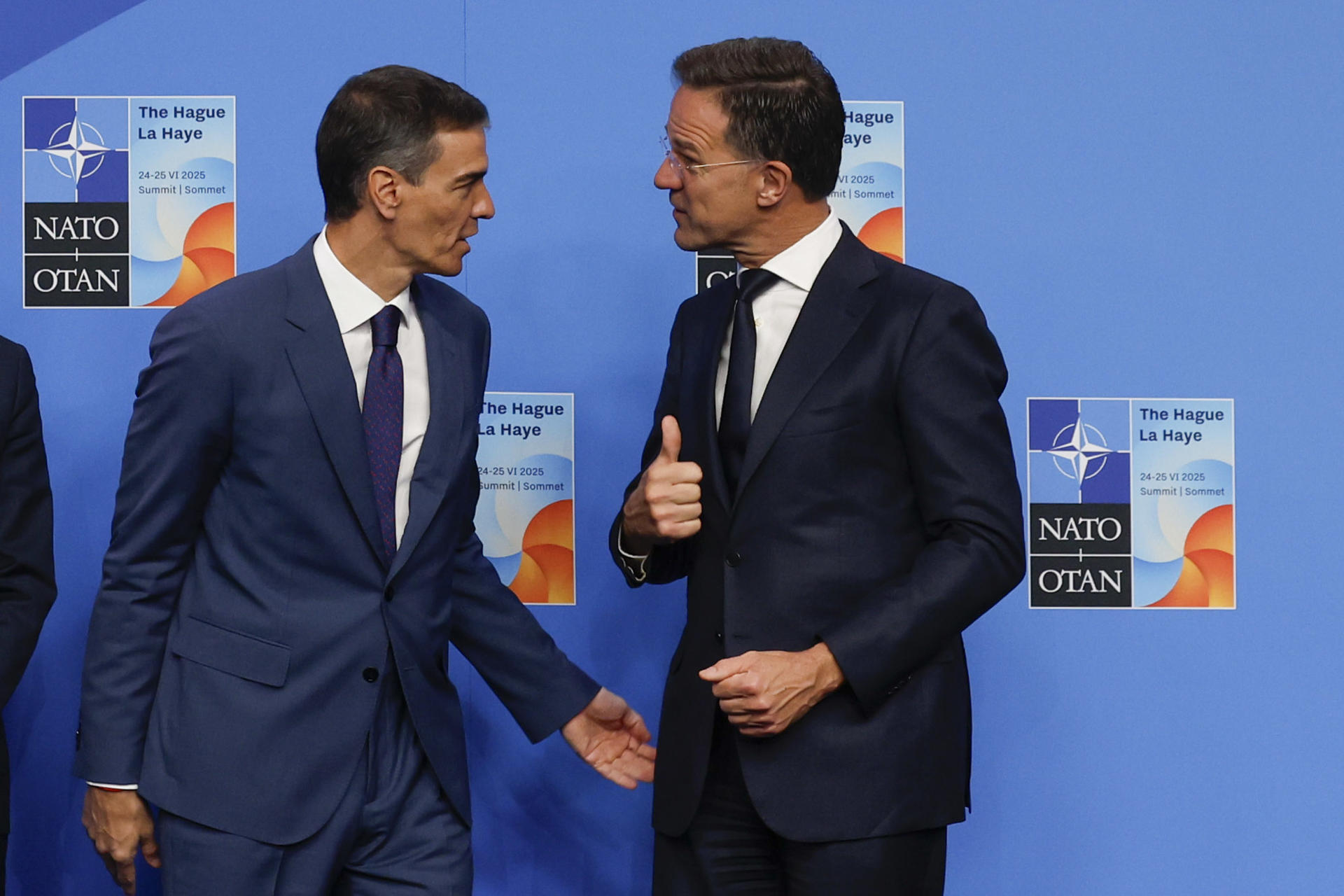 FOTO ARCHIVO. El secretario general de la Organización del Tratado del Atlántico Norte (OTAN), Mark Rutte (d), recibe al presidente del Gobierno de España, Pedro Sánchez (i). EFE/ J.J. Guillén