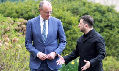 El canciller alemán Friedrich Merz (I) recibe al presidente ucraniano Volodymyr Zelensky (D) en la Cancillería en Berlín, Alemania, 14 de abril de 2026. EFE/EPA/CLEMENS BILAN