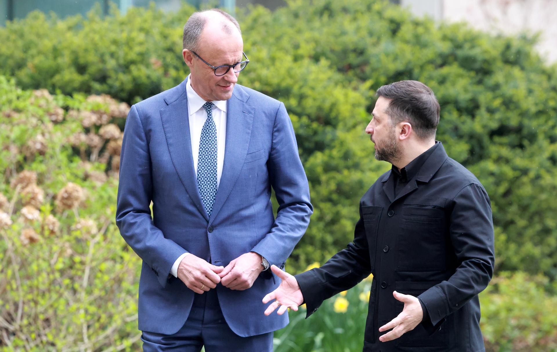 El canciller alemán Friedrich Merz (I) recibe al presidente ucraniano Volodymyr Zelensky (D) en la Cancillería en Berlín, Alemania, 14 de abril de 2026. EFE/EPA/CLEMENS BILAN