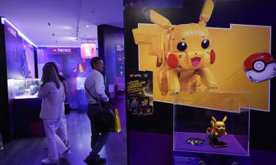 Asistentes este miércoles a la exposición temporal 'Lego gaming: the exhibition' que presenta el OXO Museo del Videojuego de Málaga. EFE/ Jorge Zapata