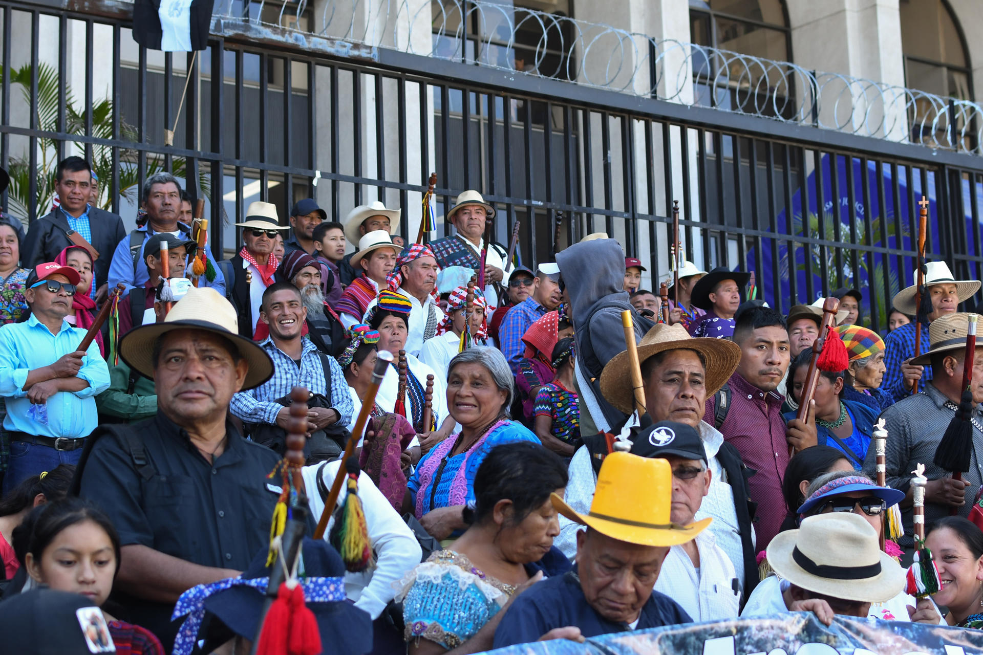 Personas se manifiestan este viernes, frente a la Corte Suprema de Justicia para exigir a la Comisión de Postulación del Ministerio Público que excluya a la actual fiscal general, María Consuelo Porras Argueta, de la lista de aspirantes a la jefatura del Ministerio Público en Ciudad de Guatemala (Guatemala). EFE/ Alex Cruz