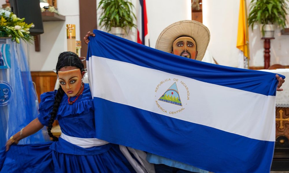 Artistas nicaragüenses asisten a un homenaje, por las víctimas de 2018 en Nicaragua, en San José (Costa Rica). EFE/ Donaldo Hernández