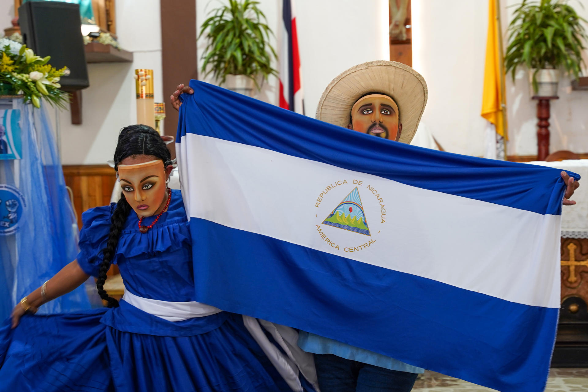 Artistas nicaragüenses asisten a un homenaje, por las víctimas de 2018 en Nicaragua, en San José (Costa Rica). EFE/ Donaldo Hernández