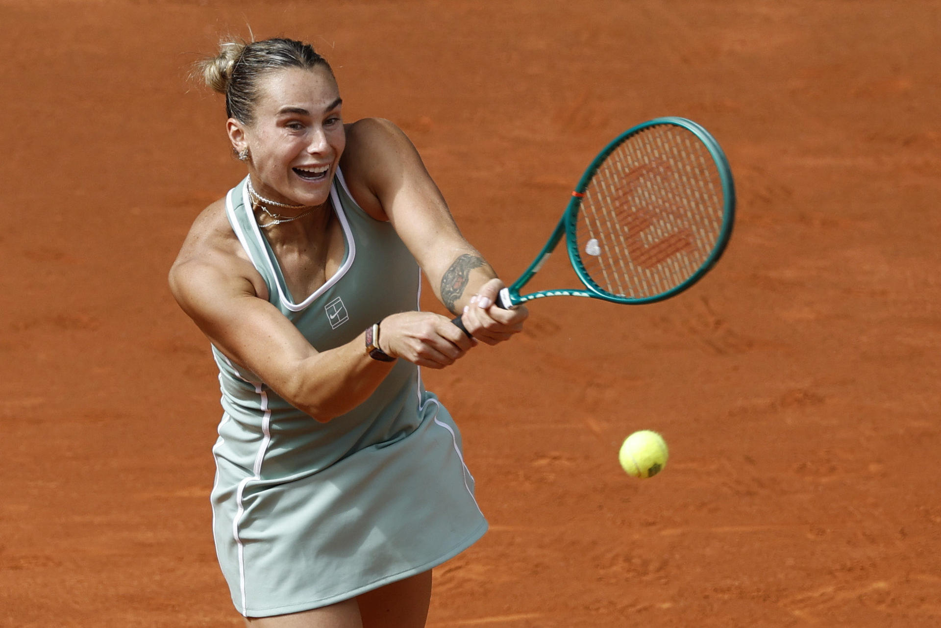La tenista bielorrusa Aryna Sabalenka ante la estadounidense Peyton Stearns durante su partido de la ronda de 64 del Mutua Madrid Open disputado este jueves en la Caja Mágica, en Madrid. EFE/ Chema Moya