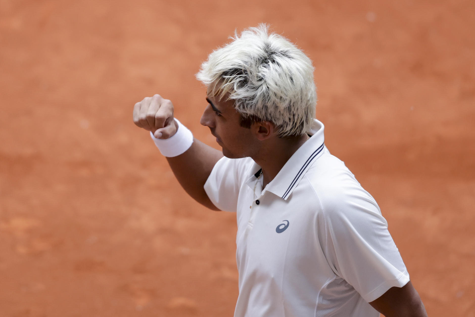 El tenista español Daniel Mérida ante el argentino Marco Trungelliti durante su partido de la ronda de 128 del Mutua Madrid Open disputado este jueves en la Caja Mágica, en Madrid. EFE/ Juanjo Martín