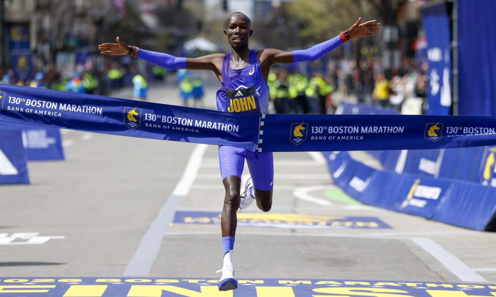 El keniano John Korir rompió el récord del Maratón de Boston con un tiempo de 2h01:52 y bajó en 70 segundos la marca anterior, vigente desde hacía 15 años. EFE/EPA/GREG M. COOPER