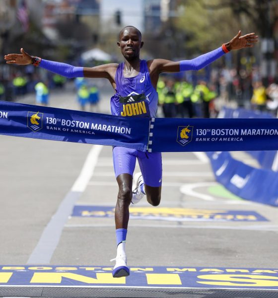 El keniano John Korir rompió el récord del Maratón de Boston con un tiempo de 2h01:52 y bajó en 70 segundos la marca anterior, vigente desde hacía 15 años. EFE/EPA/GREG M. COOPER
