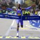 El keniano John Korir rompió el récord del Maratón de Boston con un tiempo de 2h01:52 y bajó en 70 segundos la marca anterior, vigente desde hacía 15 años. EFE/EPA/GREG M. COOPER