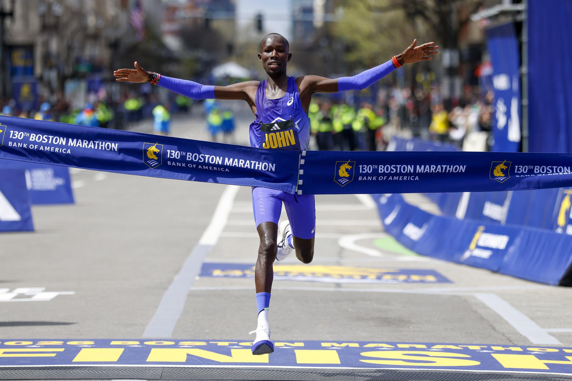 El keniano John Korir rompió el récord del Maratón de Boston con un tiempo de 2h01:52 y bajó en 70 segundos la marca anterior, vigente desde hacía 15 años. EFE/EPA/GREG M. COOPER
