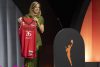 La comisionada de la WNBA, Cathy Engelbert, exhibe este lunes en Nueva York la camiseta del Portland Fire, equipo que ha seleccionado en la séptima posición del draft a la jugadora española Iyana Martín. EFE/ Ángel Colmenares
