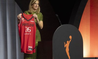 La comisionada de la WNBA, Cathy Engelbert, exhibe este lunes en Nueva York la camiseta del Portland Fire, equipo que ha seleccionado en la séptima posición del draft a la jugadora española Iyana Martín. EFE/ Ángel Colmenares