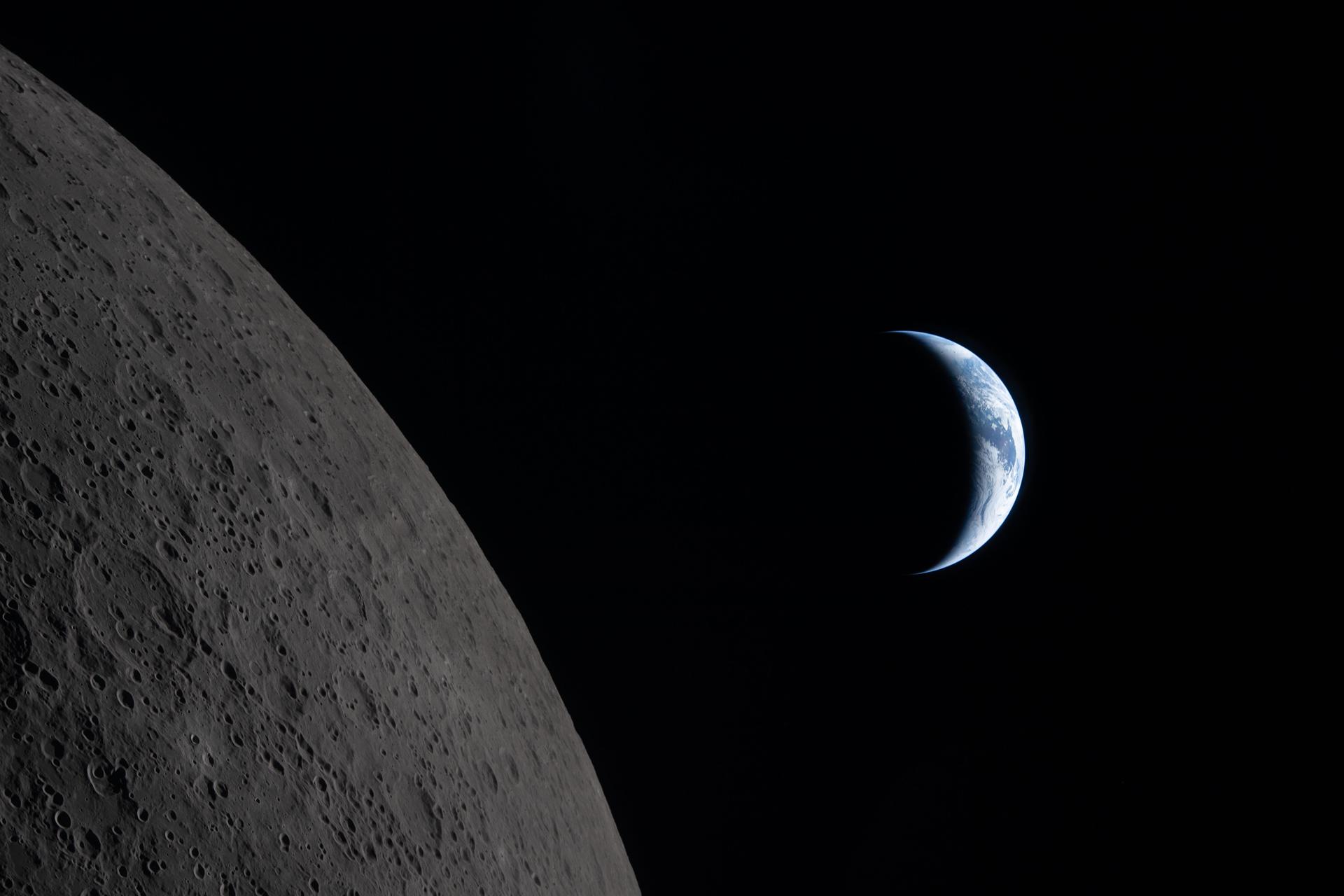 Fotografía facilitada por la Administración Nacional de Aeronáutica y del Espacio (NASA) con la Tierra a punto de pasar por detrás de la Luna en esta imagen capturada por la tripulación de Artemis II durante su sobrevuelo lunar, aproximadamente seis minutos antes de la puesta de sol, el 6 de abril de 2026. Las líneas de pequeñas hendiduras en la superficie irregular de la Luna son cadenas de cráteres secundarios. Estas estructuras se forman por el material eyectado durante un violento impacto primario. EFE/EPA/NASA ***SOLO USO EDITORIAL/SOLO DISPONIBLE PARA ILUSTRAR LA NOTICIA QUE ACOMPAÑA (CRÉDITO OBLIGATORIO)***