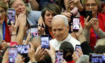 El papa León XIV asiste a la Reunión de Profesores de Religión Católica promovida por la Conferencia Episcopal Italiana (CEI) en el aula Pablo VI, Ciudad del Vaticano, el 25 de abril de 2026. EFE/EPA/GIUSEPPE LAMI