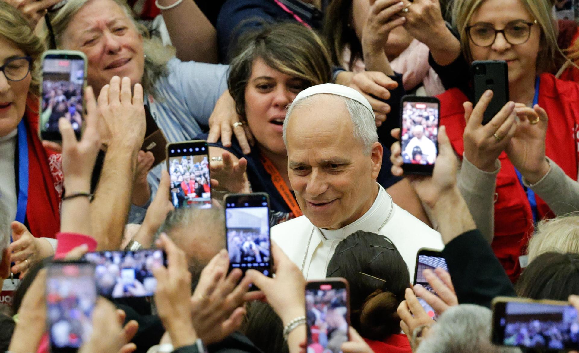 El papa León XIV asiste a la Reunión de Profesores de Religión Católica promovida por la Conferencia Episcopal Italiana (CEI) en el aula Pablo VI, Ciudad del Vaticano, el 25 de abril de 2026. EFE/EPA/GIUSEPPE LAMI