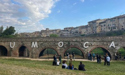Bajo los arcos medievales del puente de San Francisco, en la localidad de Colle di Val d’Elsa, la obra 'Sotto gli Archi del Tempo' (Bajo los arcos del tiempo) del artista argentino Leandro Erlich abraza la belleza de lo efímero en esta nueva instalación en la Toscana en la que la arena, un material intrínsecamente vulnerable, le permite reflexionar sobre la fragilidad del mundo y la vanidad de la ambición humana. EFE/ Claudia Sacristán Valle