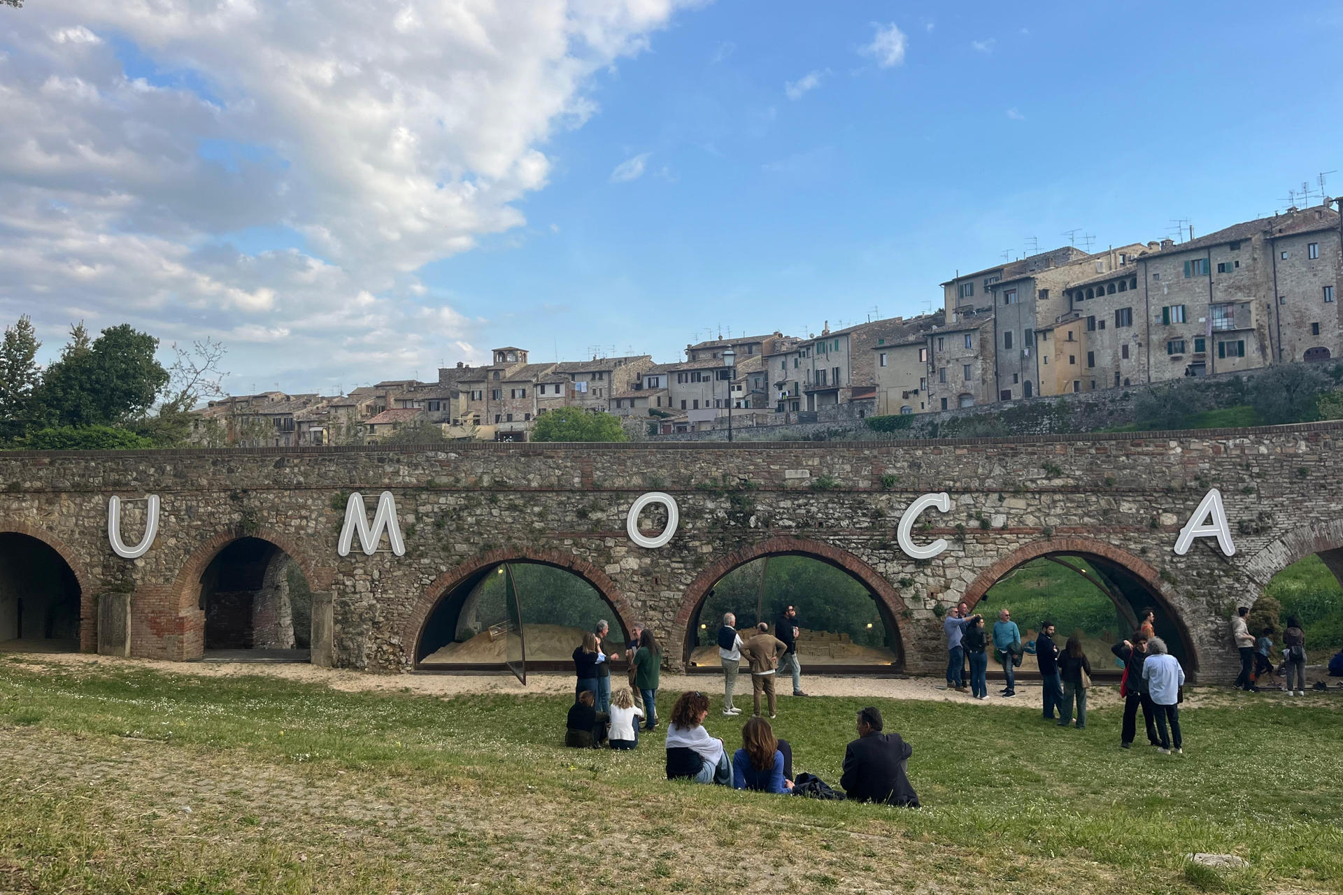 Bajo los arcos medievales del puente de San Francisco, en la localidad de Colle di Val d’Elsa, la obra 'Sotto gli Archi del Tempo' (Bajo los arcos del tiempo) del artista argentino Leandro Erlich abraza la belleza de lo efímero en esta nueva instalación en la Toscana en la que la arena, un material intrínsecamente vulnerable, le permite reflexionar sobre la fragilidad del mundo y la vanidad de la ambición humana. EFE/ Claudia Sacristán Valle