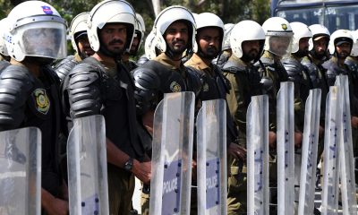 Fuerzas de seguridad paquistaníes vigilan este viernes un punto de acceso a la Zona Roja de Islamabad, donde la seguridad se ha intensificado en la víspera de las negociaciones de paz entre Estados Unidos e Irán, en un clima de incertidumbre sobre si finalmente se producirán. EFE/EPA/SOHAIL SHAHZAD