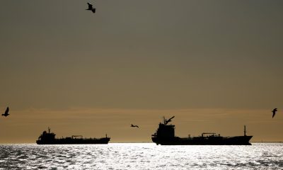 Fotografía de archivo del pasado 12 de marzo de buques petroleros en el golfo de Fos-sur-Mer en el sur de Francia. EFE/EPA/GUILLAUME HORCAJUELO