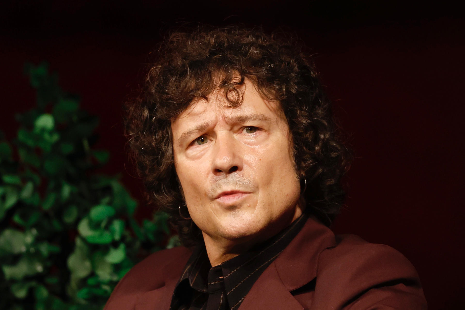 El cantante español Enrique Bunbury habla este lunes, en una rueda de prensa en Ciudad de México (México). EFE/ Sáshenka Gutiérrez