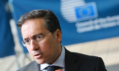 El ministro español de Asuntos Exteriores, José Manuel Albares, habla con los medios de comunicación a su llegada a una reunión del Consejo de Asuntos Exteriores en la ciudad de Luxemburgo, Luxemburgo, el 21 de abril de 2026. EFE/EPA/Olivier Hoslet