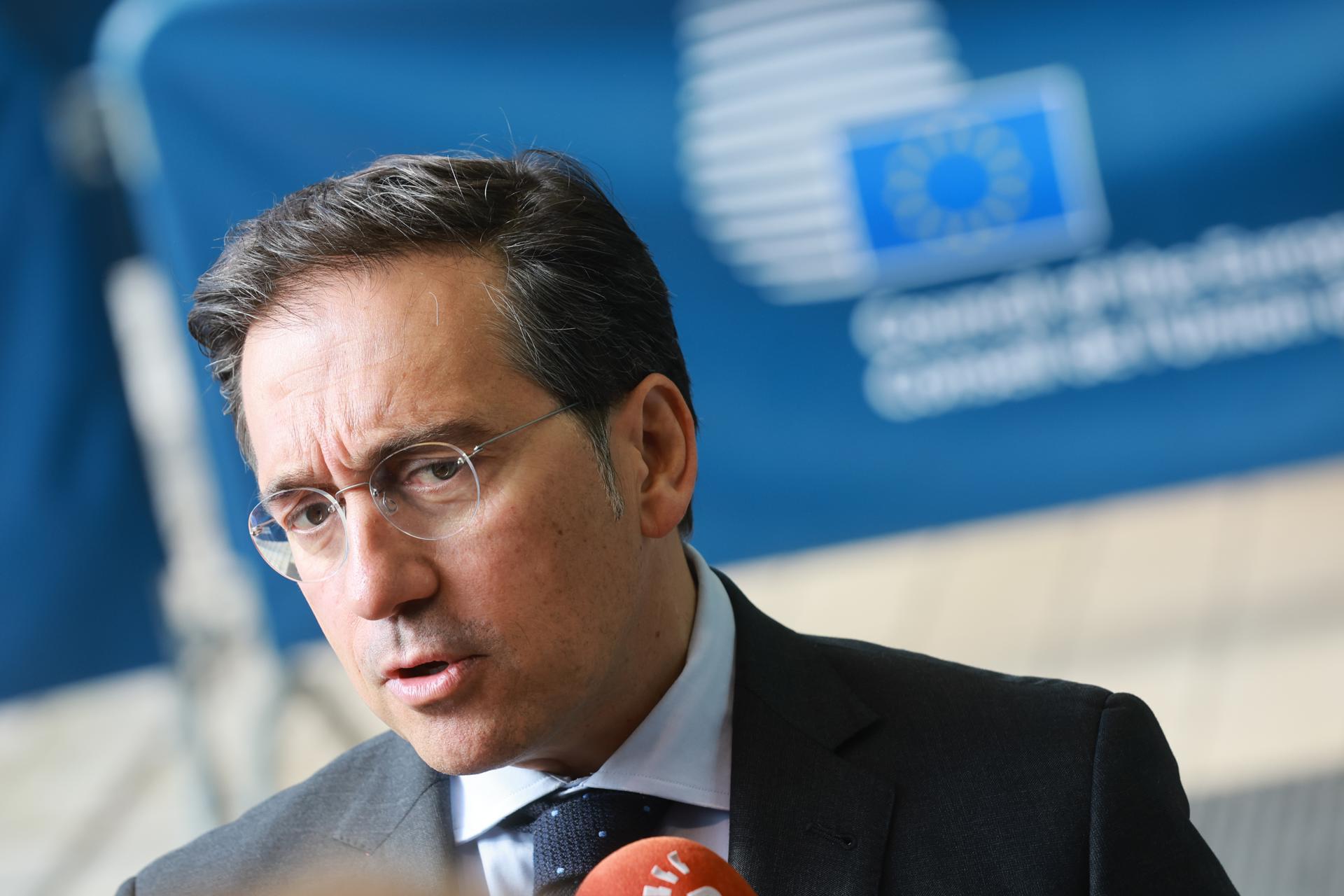 El ministro español de Asuntos Exteriores, José Manuel Albares, habla con los medios de comunicación a su llegada a una reunión del Consejo de Asuntos Exteriores en la ciudad de Luxemburgo, Luxemburgo, el 21 de abril de 2026. EFE/EPA/Olivier Hoslet