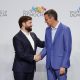 El presidente del Gobierno español, Pedro Sánchez (derecha), saluda al expresidente chileno Gabriel Boric (izquierda) a su llegada a la cumbre 'Defendiendo la Democracia', celebrada en Barcelona, España, el 18 de abril de 2026. EFE/ Alberto Estevez