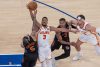 José Alvarado (i), de los Knicks, realiza un lanzamiento frente a C. J. McCollum (2-i), de los Hawks, durante un partido de la fase de eliminatoria de la NBA entre New York Knicks y Atlanta Hawks en el Madison Square Garden en Nueva York (EE.UU.). EFE/Ángel Colmenares
