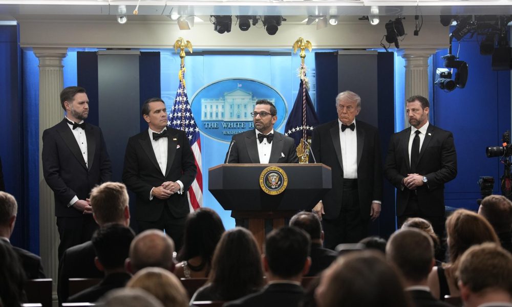 (De izquierda a derecha) El vicepresidente de Estados Unidos, JD Vance; el fiscal general adjunto de Estados Unidos, Todd Blanche; el director del FBI, Kash Patel; el presidente de Estados Unidos, Donald J. Trump; y el secretario del DHS, Markwayne Mullin, hablan con periodistas en la sala de prensa de la Casa Blanca tras un tiroteo ocurrido fuera del salón de baile del Washington Hilton que llevó al aplazamiento de la Cena de la Asociación de Corresponsales de la Casa Blanca en Washington D. C., EE. UU., el 25 de abril de 2026. EFE/Yuri Gripas