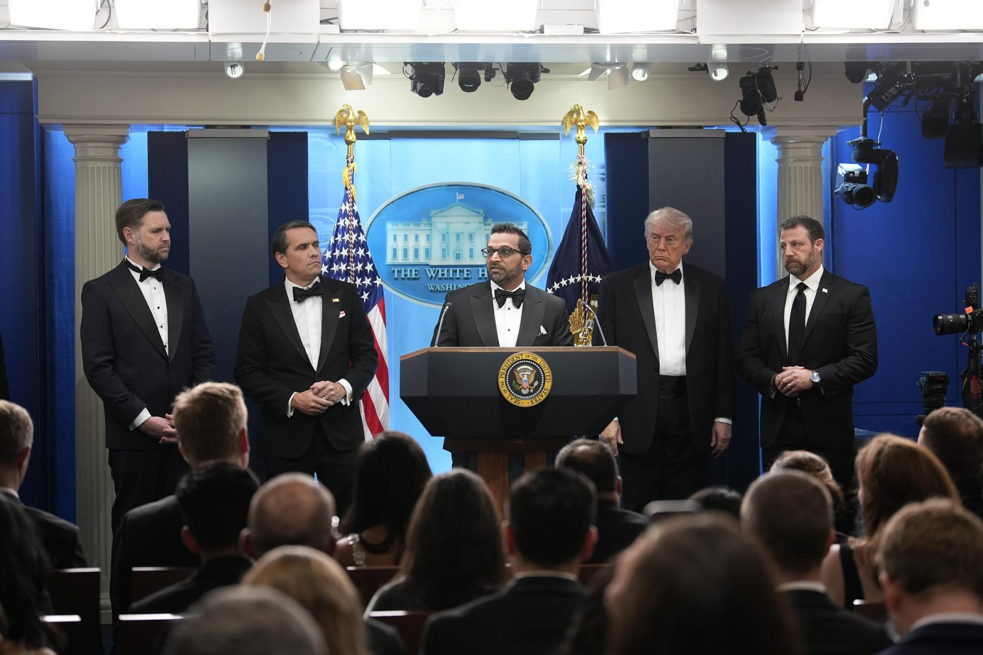 (De izquierda a derecha) El vicepresidente de Estados Unidos, JD Vance; el fiscal general adjunto de Estados Unidos, Todd Blanche; el director del FBI, Kash Patel; el presidente de Estados Unidos, Donald J. Trump; y el secretario del DHS, Markwayne Mullin, hablan con periodistas en la sala de prensa de la Casa Blanca tras un tiroteo ocurrido fuera del salón de baile del Washington Hilton que llevó al aplazamiento de la Cena de la Asociación de Corresponsales de la Casa Blanca en Washington D. C., EE. UU., el 25 de abril de 2026. EFE/Yuri Gripas