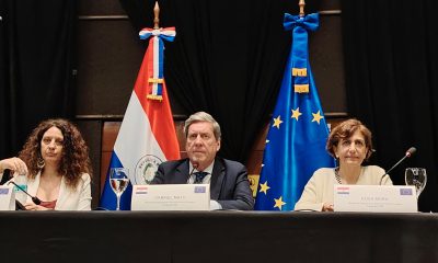 La experta política de la misión, Tania Marqués (i), el jefe de la Misión de Seguimiento Electoral de la Unión Europea (UE), el europarlamentario español Gabriel Mato (c), y  la experta legal de la misión, Rosa Mora, participan en una rueda de prensa este miércoles, en Asunción (Paraguay). EFE/ Ron González