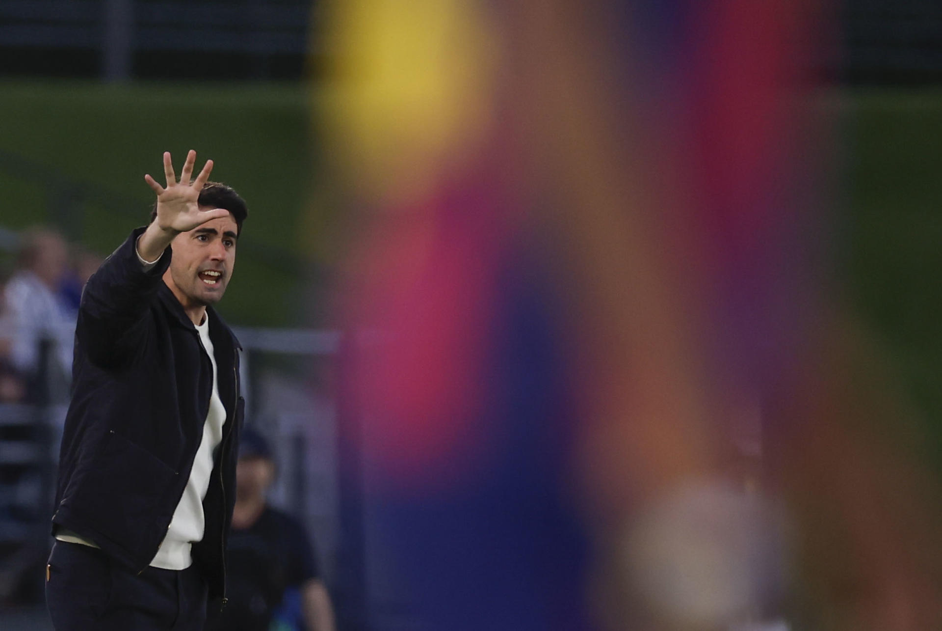 El entrenador del Real Madrid, Pau Quesada, durante el partido de idea de cuartos de final de la Liga de Campeones femenina entre Real Madrid y FC Barcelona, disputado el 25 de marzo en el estadio Alfredo Di Estéfano, en Madrid. EFE/ Javier Lizón
