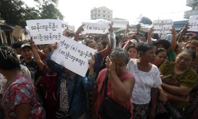 Rangún (Birmania / Myanmar), 17/04/2026.- Familiares de presos portan carteles con los nombres de los reclusos mientras esperan la liberación de sus seres queridos frente a la prisión de Insein en Rangún. El gobierno de Birmania concedió amnistía a 4335 detenidos en todo el país con motivo del Año Nuevo birmano. EFE/EPA/NYEIN CHAN NAING