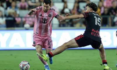 Lionel Messi (i), de Inter Miami, en acción contra Adri Mehmeti, del NY Red Bulls, durante un partido de la MLS en el Nu Stadium en Miami, Florida. EFE/EPA/CRISTOBAL HERRERA-ULASHKEVICH