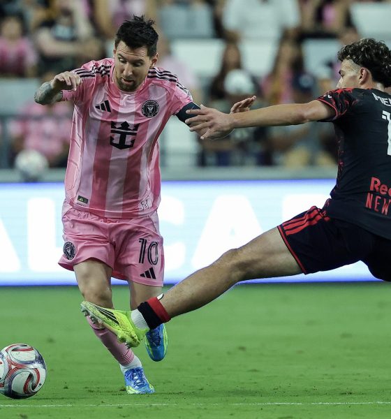 Lionel Messi (i), de Inter Miami, en acción contra Adri Mehmeti, del NY Red Bulls, durante un partido de la MLS en el Nu Stadium en Miami, Florida. EFE/EPA/CRISTOBAL HERRERA-ULASHKEVICH