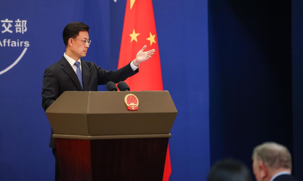 Fotografía de archivo, tomada el 01/04/2025, que muestra al portavoz del Ministerio de Exteriores de China, Guo Jiakun, durante una rueda de prensa en Pekín. EFE/EPA/WU HAO