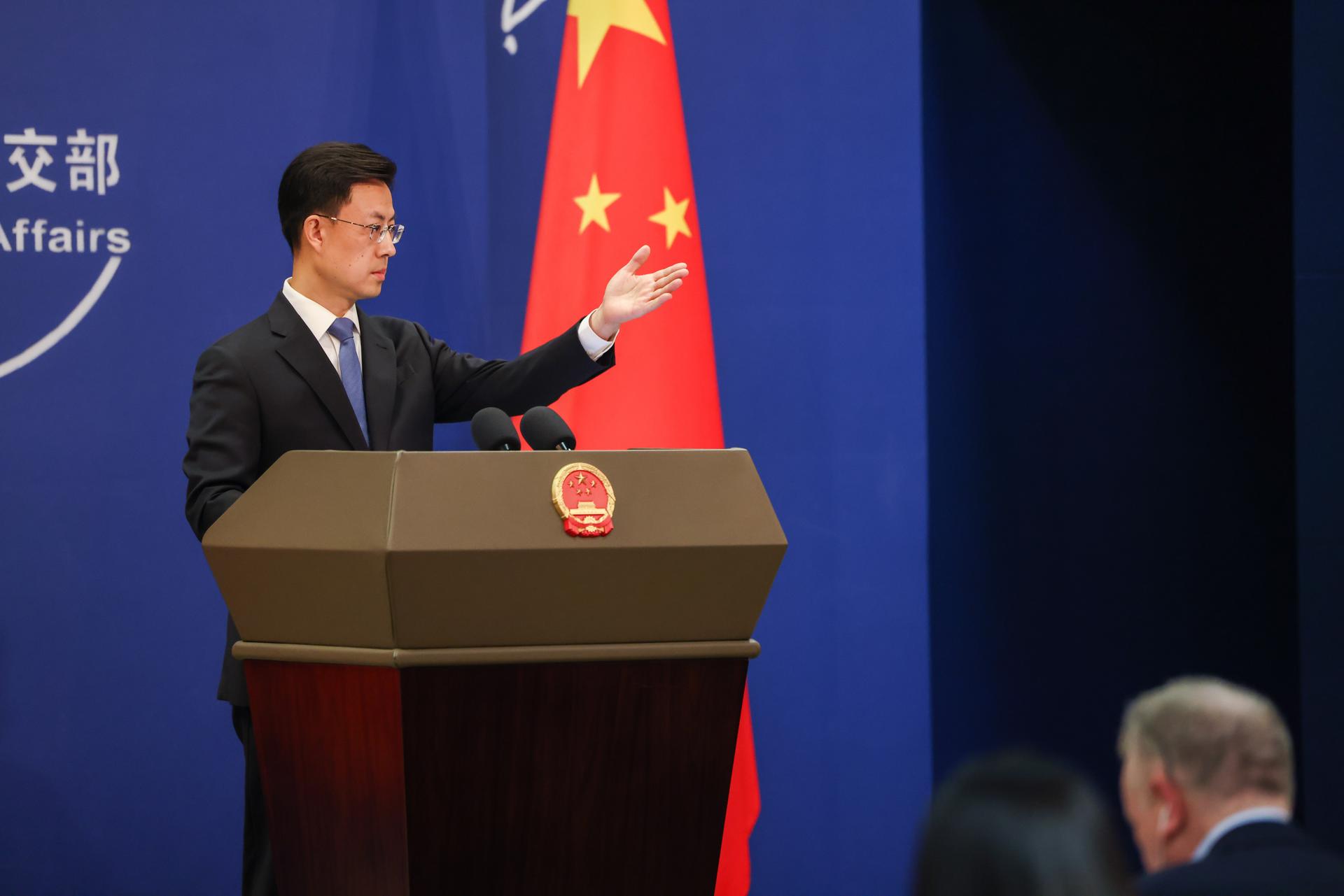 Fotografía de archivo, tomada el 01/04/2025, que muestra al portavoz del Ministerio de Exteriores de China, Guo Jiakun, durante una rueda de prensa en Pekín. EFE/EPA/WU HAO