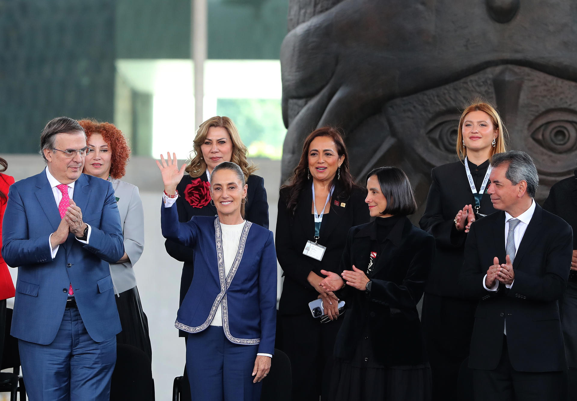 La presidenta de México Claudia Sheinbaum (2-i), el Secretario de Economía, Marcelo Ebrard (i), la secretaria de Energía, Luz Elena González (2-d) y el secretario de Hacienda y Crédito Público de México, Édgar Amador Zamora (d), posan durante un acto protocolario. Imagen de archivo. EFE/ Mario Guzmán