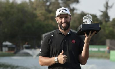 Jon Rahm, del equipo Legión XIII, sostiene el trofeo de campeón tras ganar en la cuarta ronda del LIV Golf en el Club de Golf Chapultepec en Ciudad de México (México). EFE/José Méndez