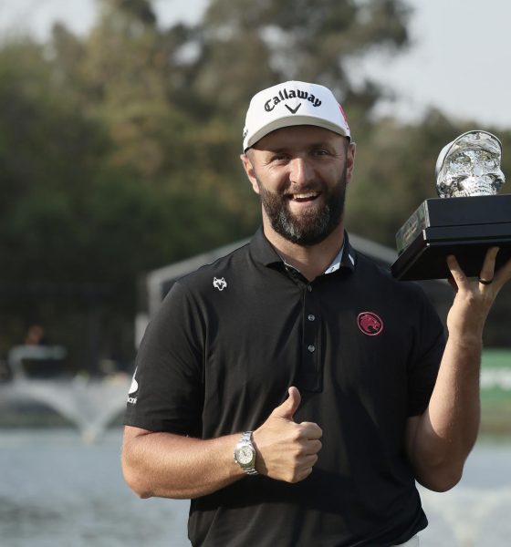 Jon Rahm, del equipo Legión XIII, sostiene el trofeo de campeón tras ganar en la cuarta ronda del LIV Golf en el Club de Golf Chapultepec en Ciudad de México (México). EFE/José Méndez