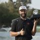 Jon Rahm, del equipo Legión XIII, sostiene el trofeo de campeón tras ganar en la cuarta ronda del LIV Golf en el Club de Golf Chapultepec en Ciudad de México (México). EFE/José Méndez