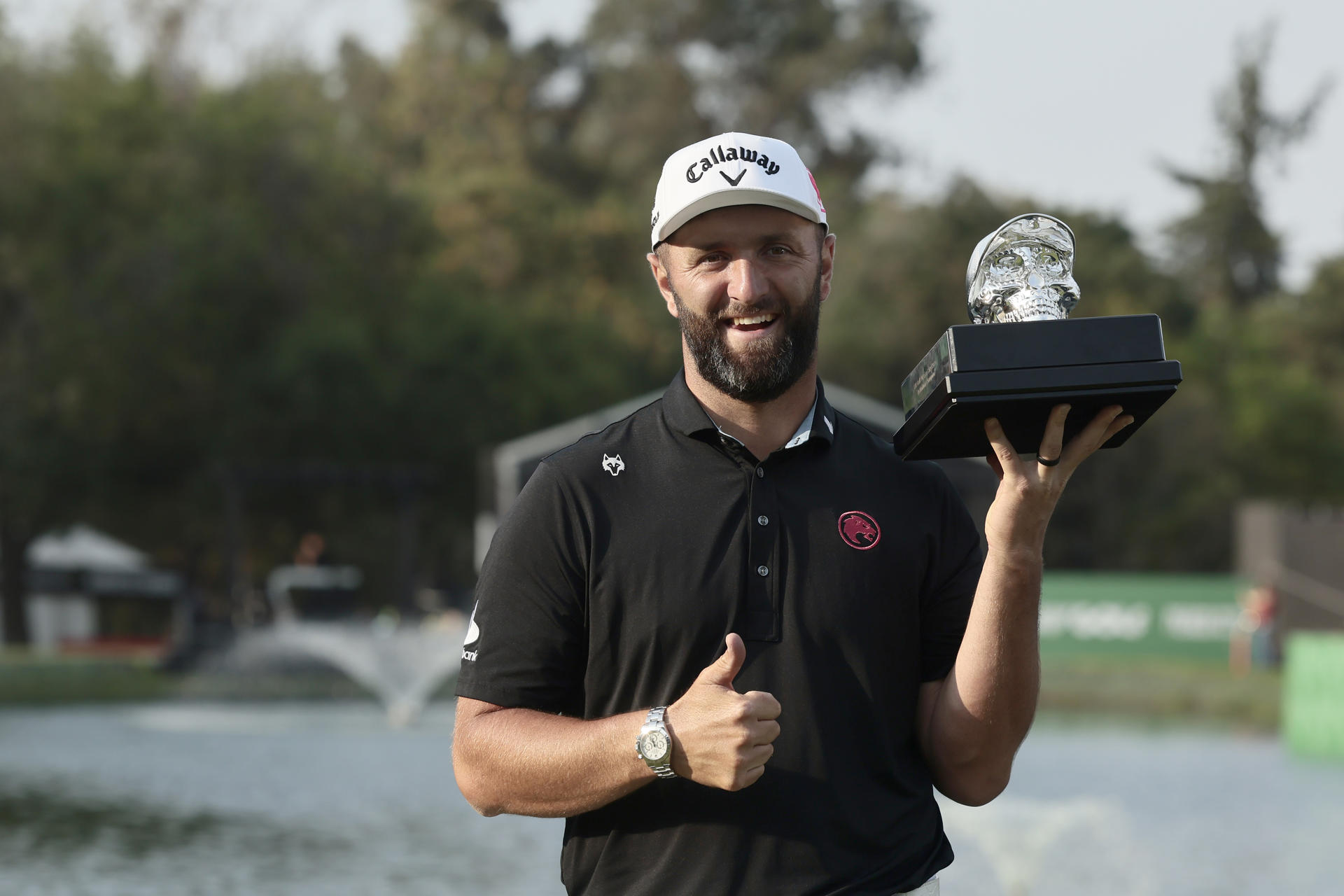Jon Rahm, del equipo Legión XIII, sostiene el trofeo de campeón tras ganar en la cuarta ronda del LIV Golf en el Club de Golf Chapultepec en Ciudad de México (México). EFE/José Méndez
