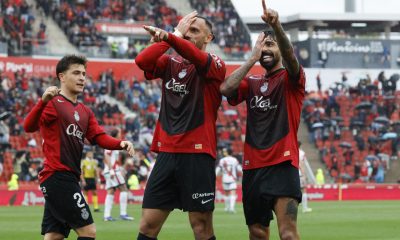 El jugador del Real Mallorca Vedat Muriqi (c), celebra su gol contra el Rayo Vallecano, durante el partido de la jornada 31 de LaLiga EA Sports entre el Real Mallorca y el Rayo Vallecano, este domingo en el Estadi Mallorca Son Moix.- EFE/ Cati Cladera