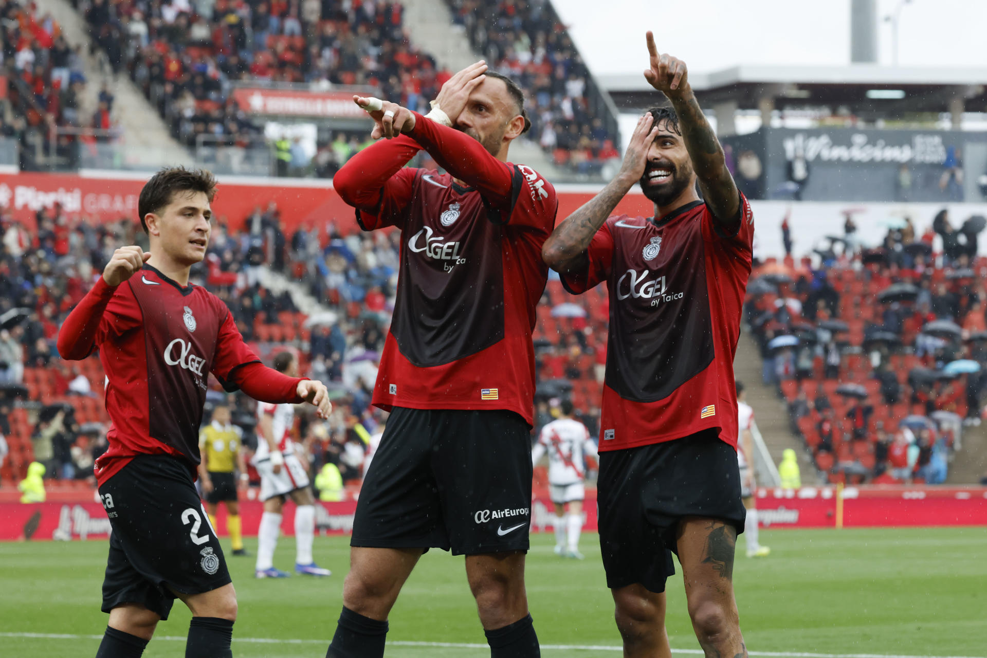 El jugador del Real Mallorca Vedat Muriqi (c), celebra su gol contra el Rayo Vallecano, durante el partido de la jornada 31 de LaLiga EA Sports entre el Real Mallorca y el Rayo Vallecano, este domingo en el Estadi Mallorca Son Moix.- EFE/ Cati Cladera